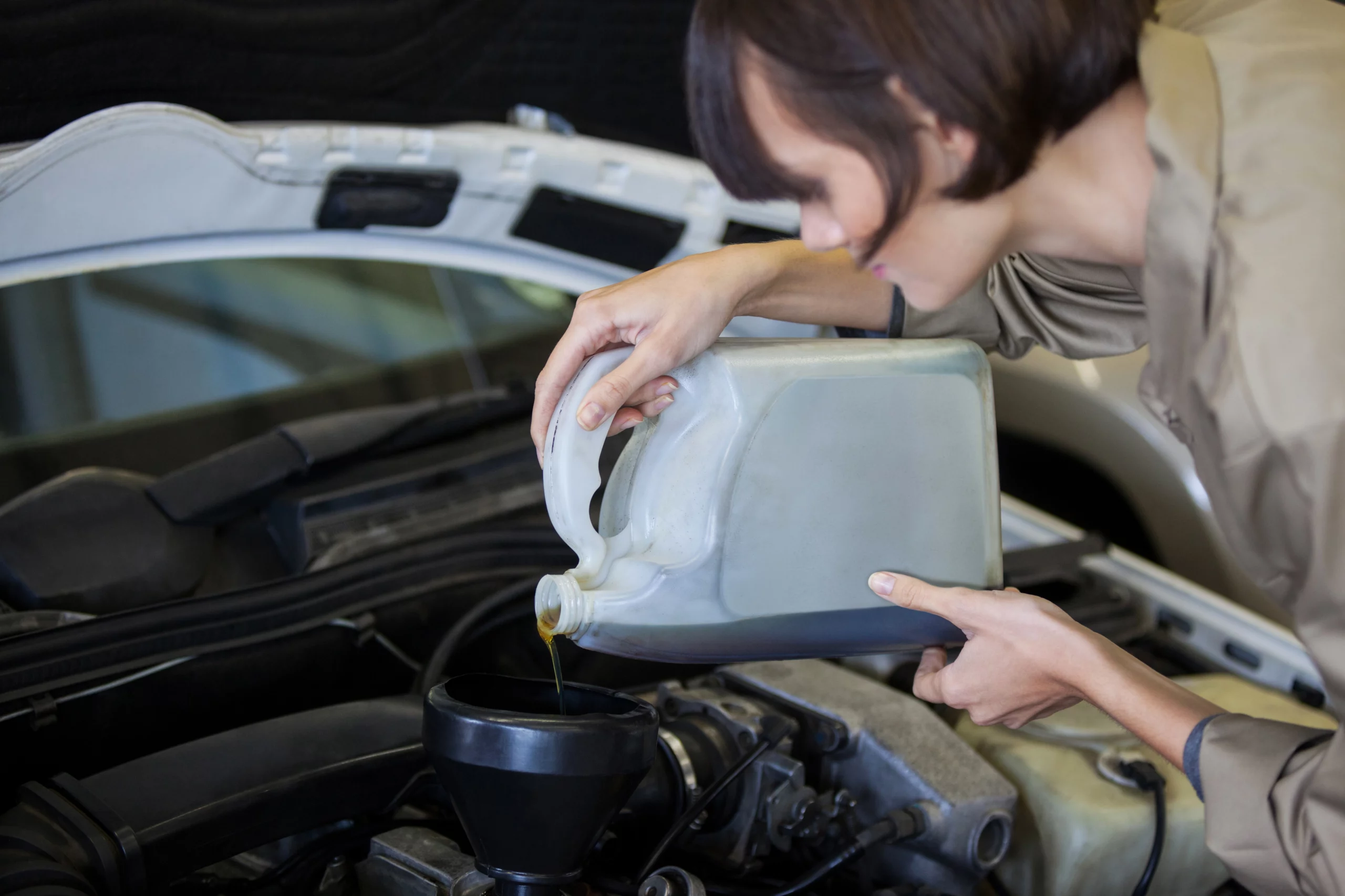 Señales de que tu auto puede estar bajo de aceite